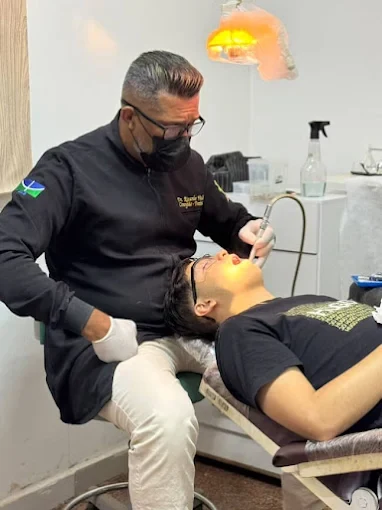 Dr. Ricardo Vielli durante atendimento odontológico